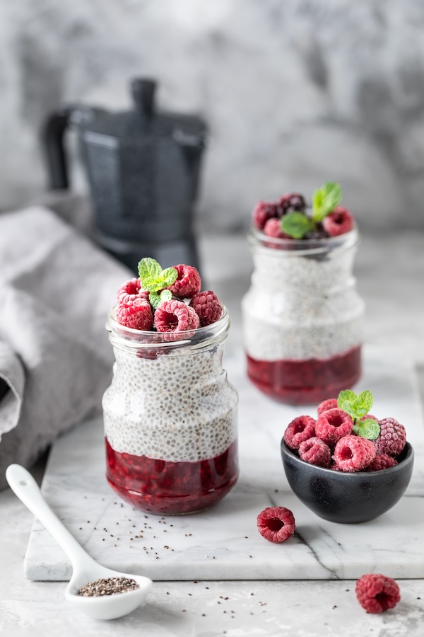 Chiapudding med hampafrön och hallon