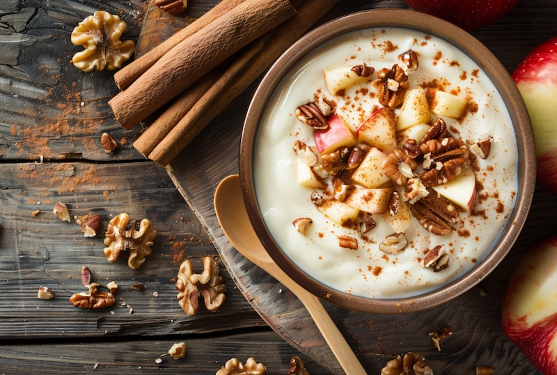 Yoghurtbowl med hampafrön, äpple och kanel